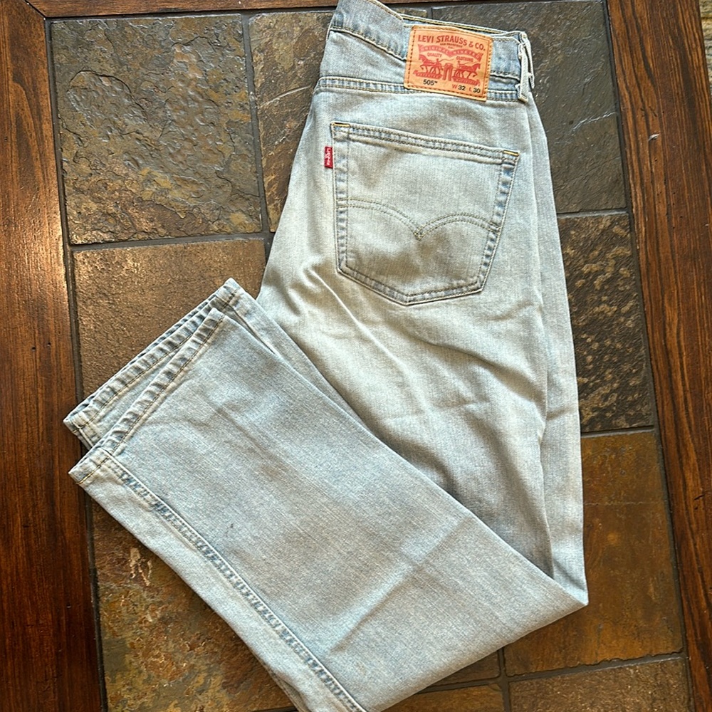 Men’s Levi jeans, light wash, like new barely worn, 32 x 30